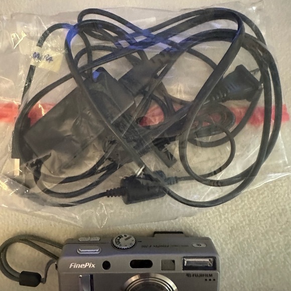 Fujifilm F700 Digital Camera - Picture 2 of 9